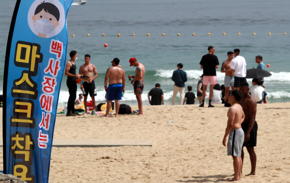 외국인들에 방역수칙 무너진 해운대