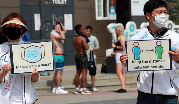 외국인들에 방역수칙 무너진 해운대