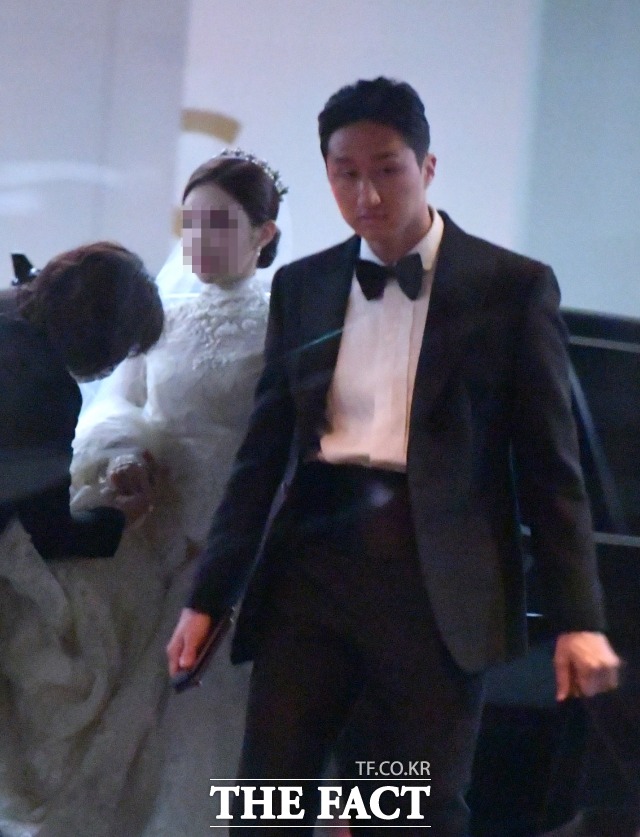 정기선 현대중공업지주 부사장(오른쪽)과 예비 신부가 4일 오후 서울 종로구 새문안로 포시즌스 호텔 결혼식장으로 들어서고 있다. 더팩트.