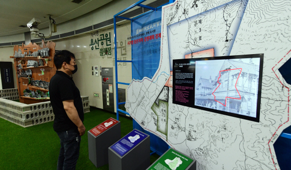 6일 서울 녹사평역에 마련된 ‘용산공원 플랫폼’에서 지하철 탑승객이 전시물을 살펴보고 있다. 서울시는 지난해 3월 공공미술 프로젝트 ‘서울은 미술관’의 일환으로 녹사평역을 지하예술정원으로 변모시켜 개장했고 지하예술정원 1층에 용산공원 갤러리 홍보공간을 운영하고 있다.  2020. 7. 6 정연호 기자 tpgod@seoul.co.kr