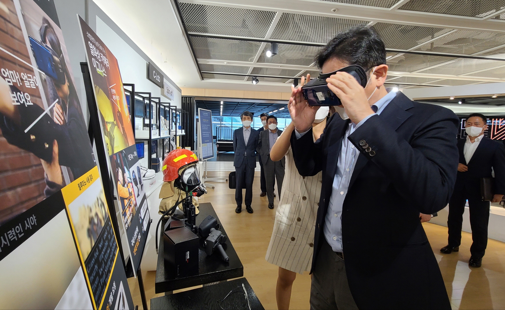6일 삼성전자 수원사업장을 찾은 이재용 부회장이 ‘C랩 갤러리’에서 사내 스타트업 ‘릴루미노’ 기술을 체험하고 있다. ‘릴루미노’는 가상현실(VR) 기술을 이용한 시각장애인 시각 보조 솔루션이다. 삼성전자 제공