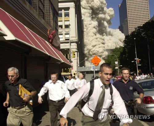 9·11 테러 현장에서 피신하는 모습을 담은 사진에 찍힌 스티븐 쿠퍼(왼쪽 끝)/AP=연합뉴스