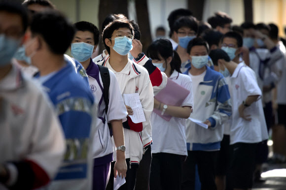 7일 베이징의 한 학교에서 학생들이 가오카오를 보기 위해 입장을 기다리고 있다. AP통신