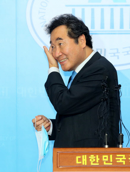 미소짓는 이낙연