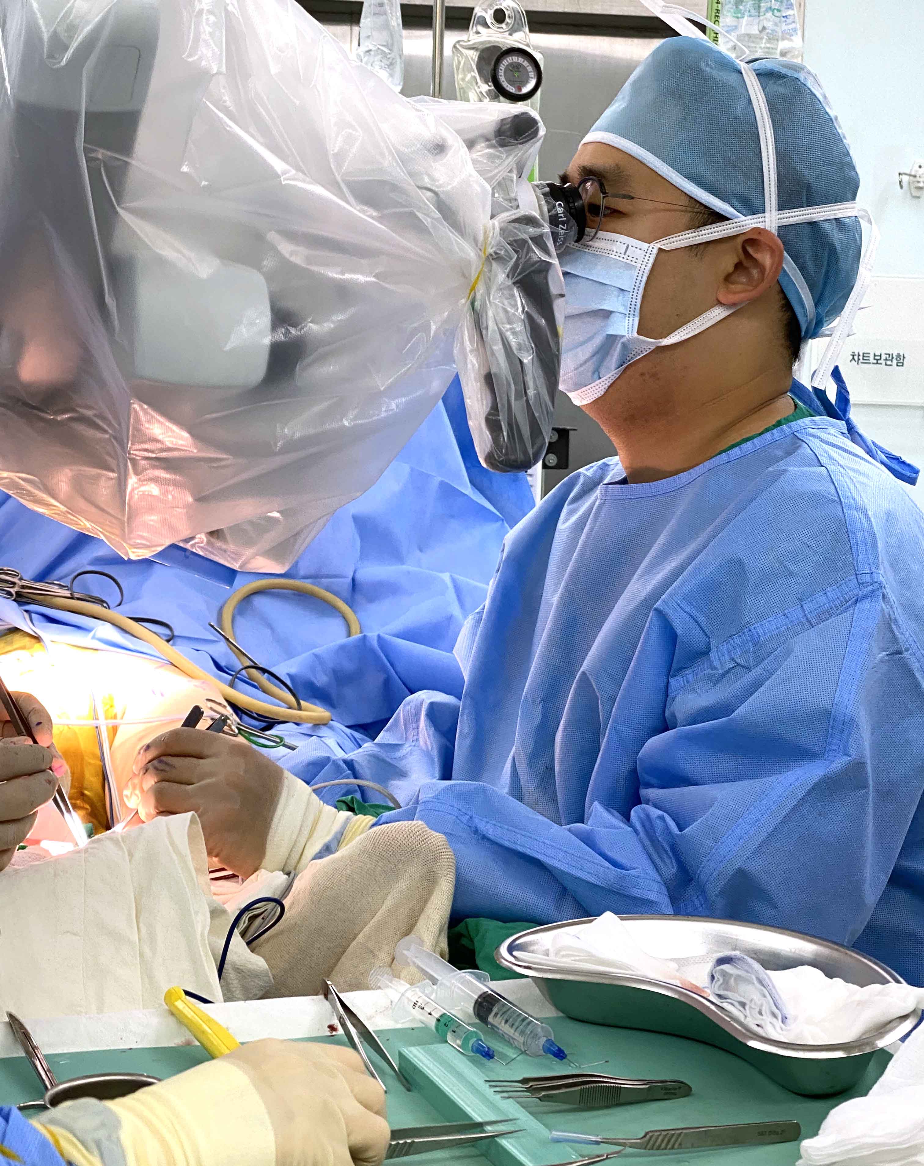 차한규 순천향대 부천병원 성형외과 교수가 ‘림프관-정맥 문합술’을 시행하고 있다. 순천향대 부천병원 제공