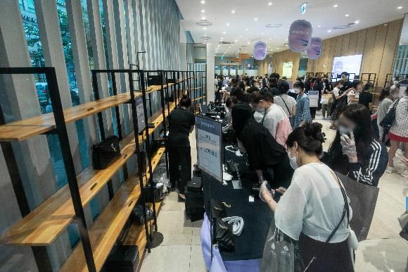 지난달 25일 서울시내 한 백화점의 명품 판매 행사장. 밀레니얼 세대는 자기보상 심리에서 과시적 소비를 한다는 해설도 있다. 뉴스1