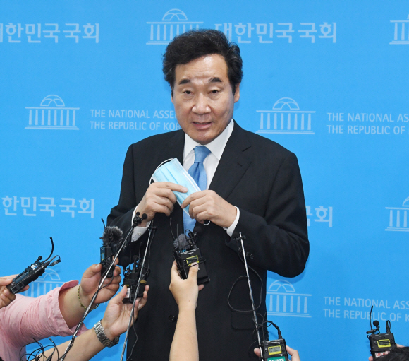 더불어민주당 이낙연 의원이 7일 국회 소통관에서 당 대표 선출을 위한 전당대회 출마 선언을 한 뒤 기자들의 질문에 답하고 있다. 김명국 선임기자 daunso@seoul.co.kr