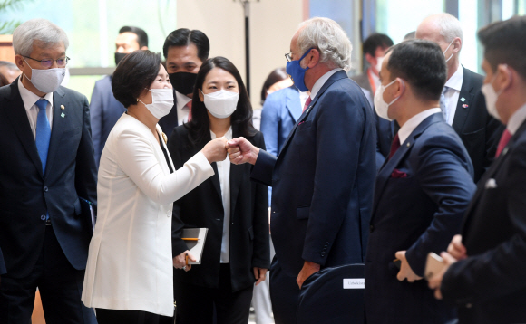 김정숙 여사가 8일 오전 서울 관악구 국제백신연구소(IVI)에서 열린 ‘IVI 연대?협력의 날 - 백신, 한 방울의 기적’ 행사에 참석, 미하엘 라이터러 주한 유럽연합(EU) 대사 등 참석자와 인사하고 있다. 2020. 7. 8 도준석 기자 pado@seoul.co.kr