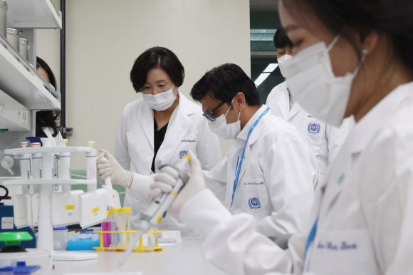 김정숙 여사가 8일 오전 서울 관악구 국제백신연구소(IVI)에서 열린 ‘IVI 연대?협력의 날 - 백신, 한 방울의 기적’ 행사에 참석, 콜레라 및 장티푸스 백신 실험실을 방문하고 있다. 2020. 7. 8 도준석 기자 pado@seoul.co.kr