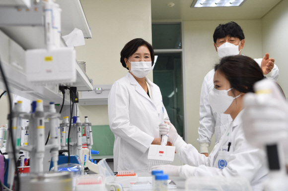 김정숙 여사가 8일 오전 서울 관악구 국제백신연구소에서 열린 ‘IVI 연대.협력의 날’ 행사에 참석. 코로나19관련 백신 실험실을 둘러보고 있다. 2020. 7. 8 도준석 기자pado@seoul.co.kr