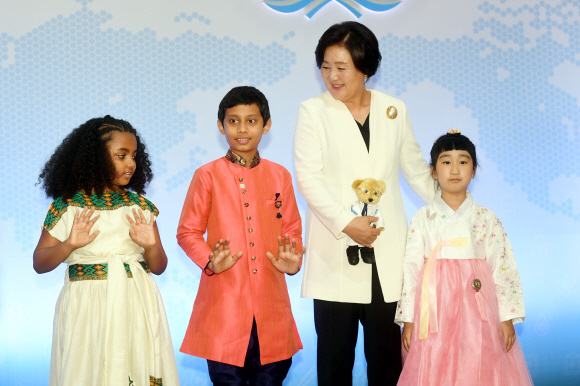 김정숙 여사가 8일 오전 서울 관악구 국제백신연구소(IVI)에서 열린 ‘IVI 연대?협력의 날 - 백신, 한 방울의 기적’ 행사에서 다국적 IVI 연구원 자녀로부터 마스코트 인형을 받고 있다. 2020. 7. 8 도준석 기자pado@seoul.co.kr