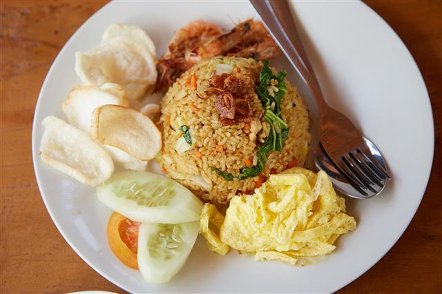 인도네시아 발리 우붓의 한 레스토랑에서 선보이는 오이로 장식한 볶음밥 나시고렝. 소박하기 그지없는 식재료로 보이는 오이는 동서양을 막론하고 음식의 주재료와 부재료, 고명 등으로 다양하게 활용된다.