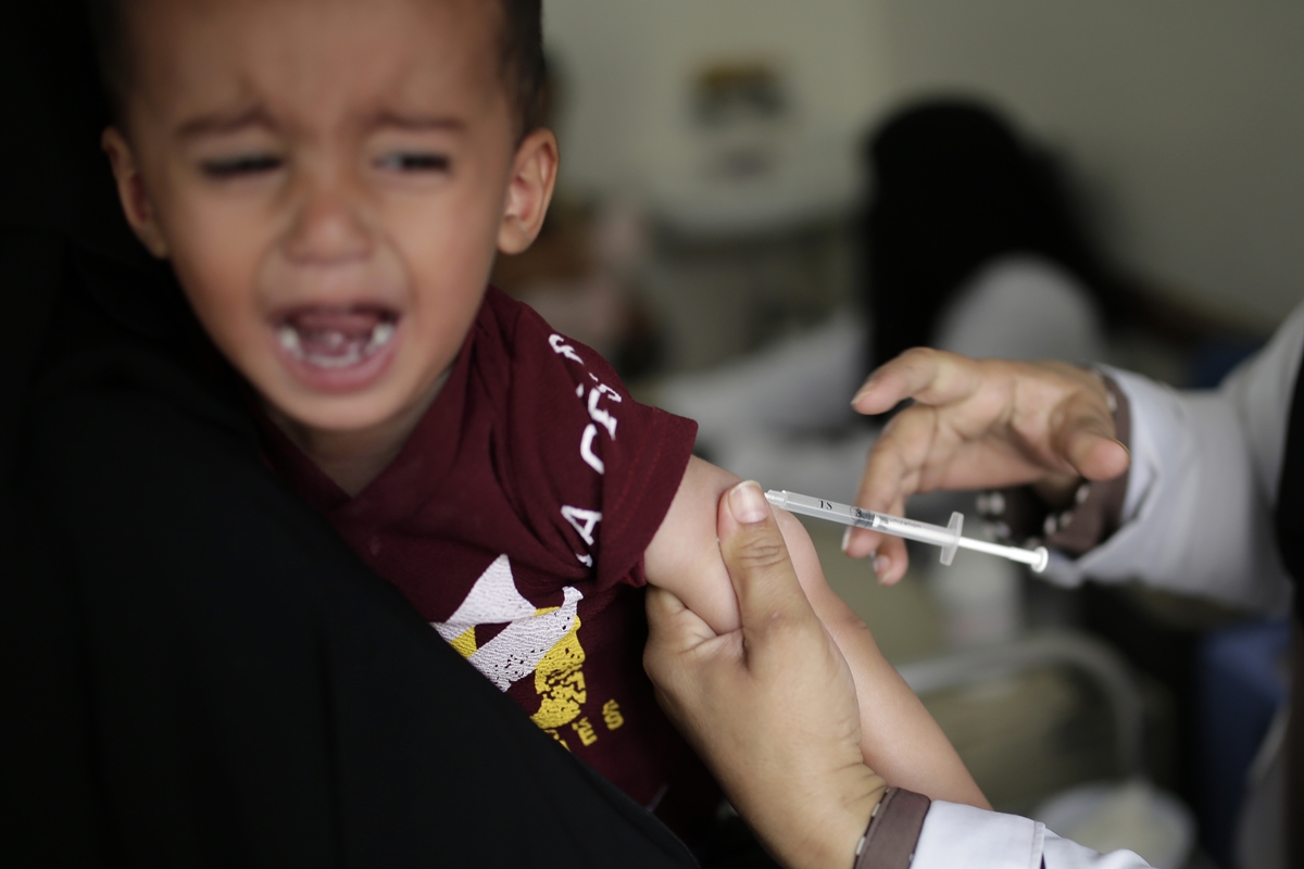 2019년 9월 예멘의 수도 사나에서 디프테리아 예방접종을 맞고 있는 어린이.  AP 연합뉴스