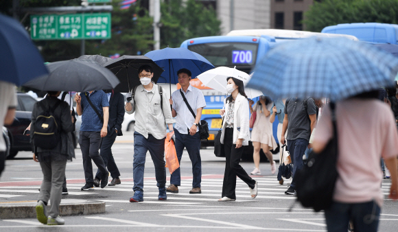 지난달 24일 서울 광화문네거리에서 시민들이 우산을 들고 출근길 발걸음을 재촉하고 있다. 오장환 기자 5zzang@seoul.co.kr