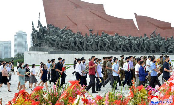 김일성 26주기 추모하는 북한 주민들