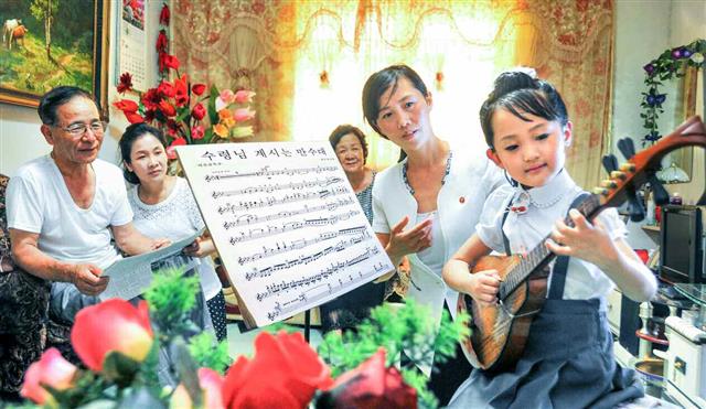 김일성 주석 추모하는 북한의 한 가정집