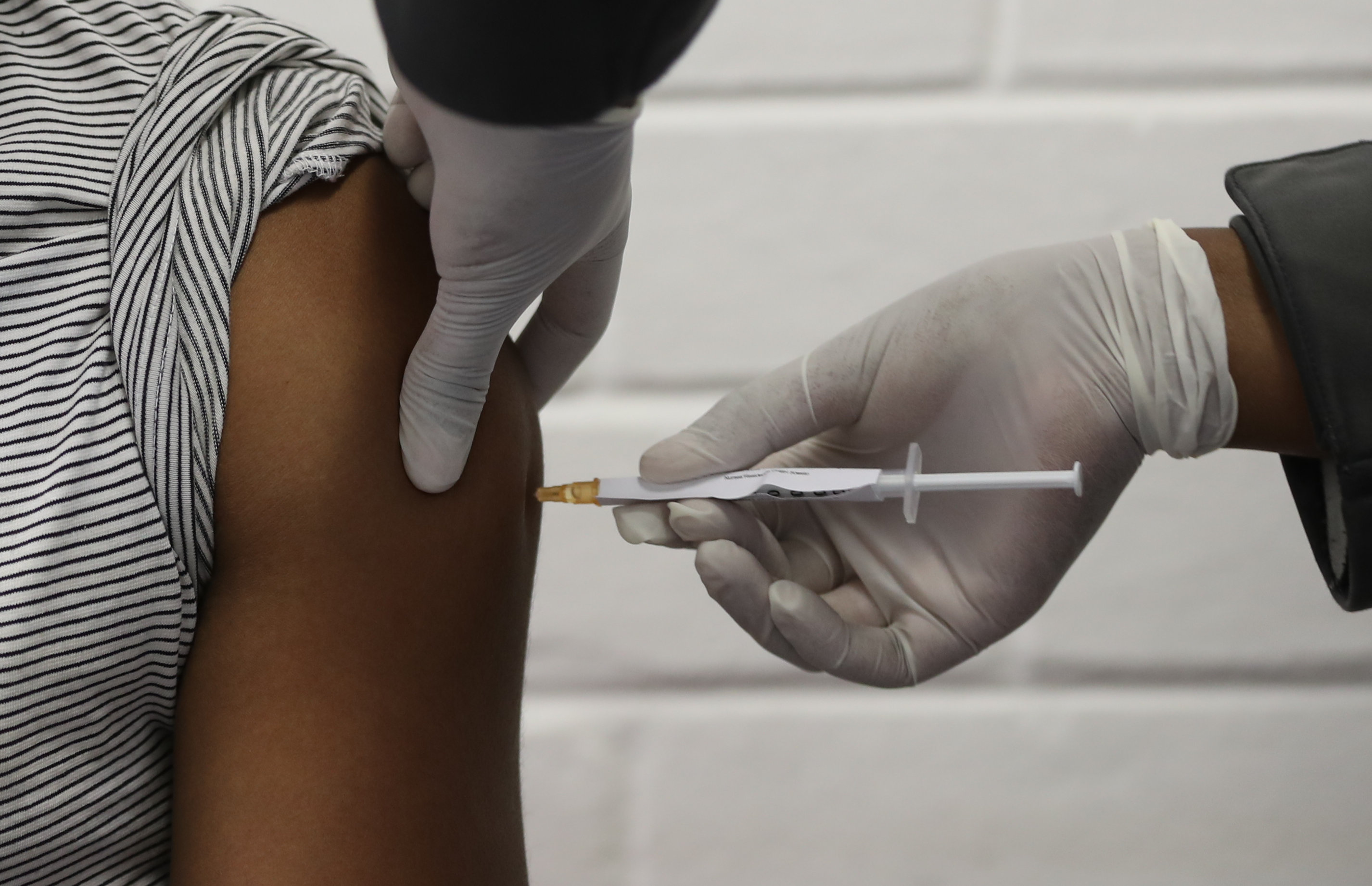 영국 옥스포드 대학이 개발 중인 코로나19 백신 임상시험에 참여한 남아프리카공화국의 한 자원자가 지난 6월 24일(현지시간) 소웨토의 한 병원에서 백신을 투여받고 있다. 2020.7.9 AFP 연합뉴스