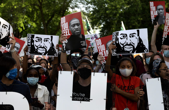조지 플로이드 사망 사건으로 미 전역에 흑인 차별 반대 시위가 일고 있다. AFP 연합뉴스