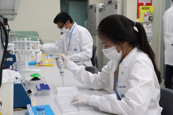 8일 오전 서울 관악구 국제백신연구소(IVI)에서 연구원들이 백신 개발 관련 실험을 하고 있다. 2020.7.8  도준석 기자 pado@seoul.co.kr