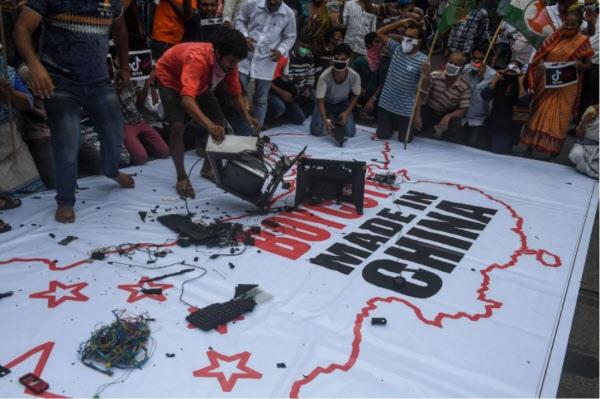 지난달 18일 인도 서부 서벵골주 콜카타에서 시위대가 중국산 제품 보이콧 시위를 하기에 앞서 중국산 전자제품들을 부수고 있다. 콜카타 AFP 연합뉴스