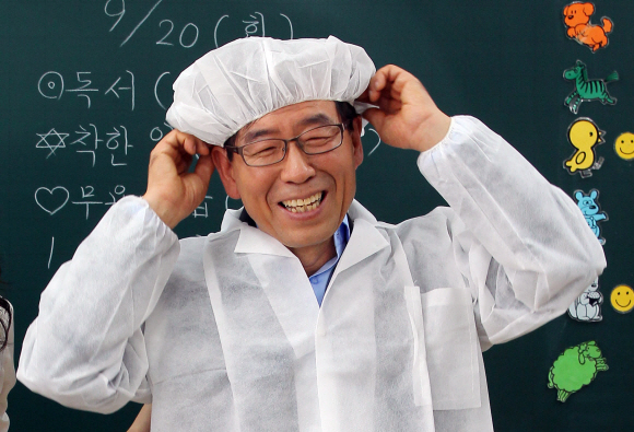 2011년 9월 당시 서울시장 예비후보였던 박 시장이 서울 성북구 숭덕초등학교 교실에서 학생들과 인사를 나누며 환하게 웃고 있다.  연합뉴스