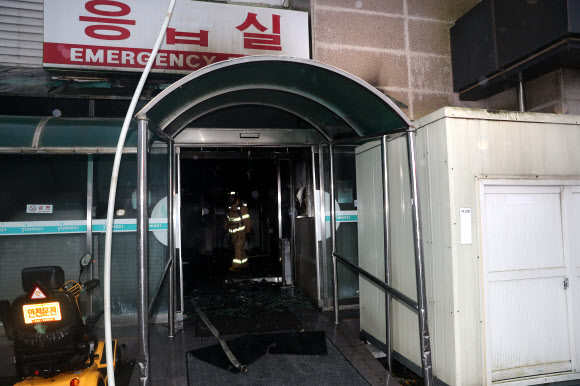 화염에 그을린 응급실