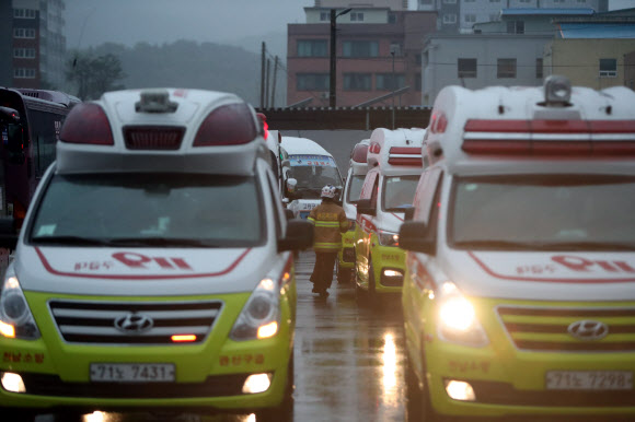 부상자 이송 대기하는 구급차