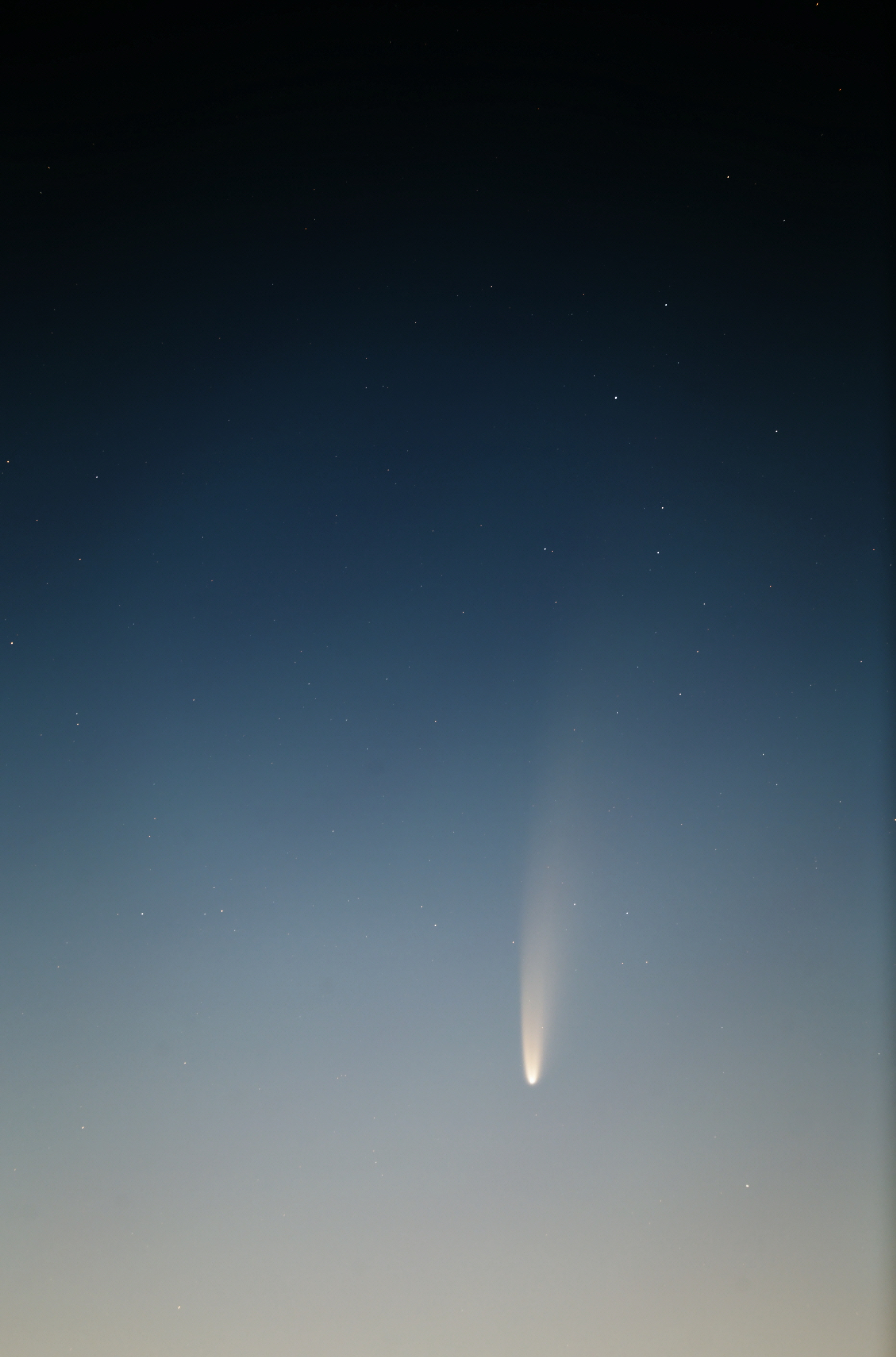 여름 밤 하늘을 가르는 혜성