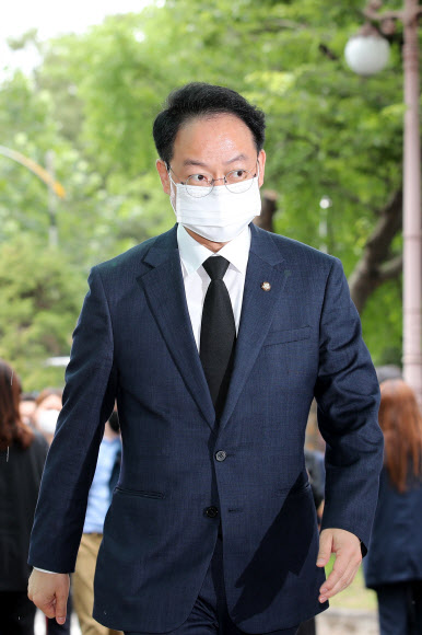 박원순 시신 안치된 서울대병원 장례식장 찾은 허영 의원