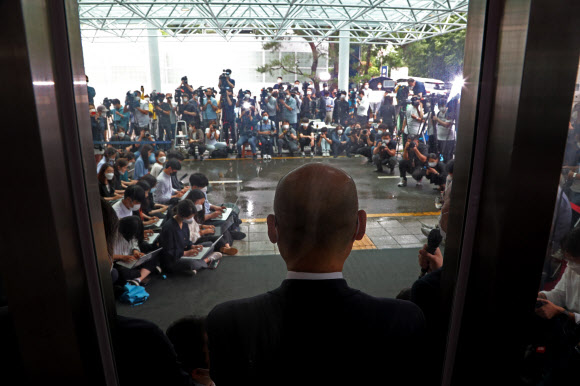 고 박원순 서울시장 유언장 낭독하는 서울시 관계자