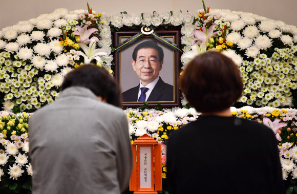 고 박원순 서울시장 빈소 조문하는 관계자들