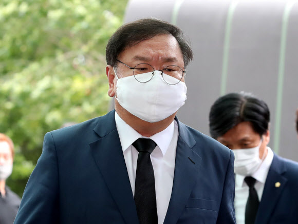 굳은 표정의 김태년 원내대표