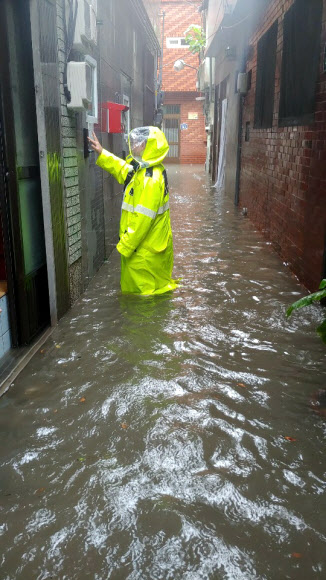 폭우에 침수된 저지대 주민 확인하는 경찰