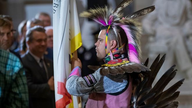 미국 오클라호마주에 거주하는 아메리카 원주민 다섯 부족 가운데 하나인 촉토 네이션 대표가 9일(현지시간) 대법원 승소 판결을 환영하는 의식을 행하고 있다. 셔터스톡 캡처
