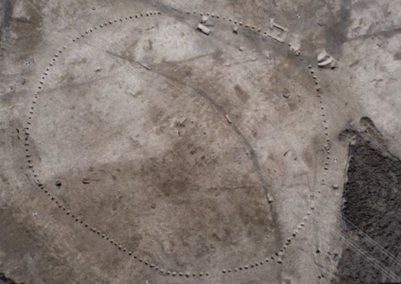이번에 확인된 신석기 시대 동지 의식을 치렀던 것으로 보이는 원형 기념물 유적. 스톤헨지처럼 동그란 원을 그리고 있는데 직경이 65m로 클지막하다. HS2 프로젝트 제공 영국 BBC 홈페이지 캡처