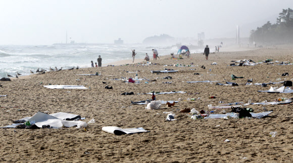 백사장에 널린 쓰레기