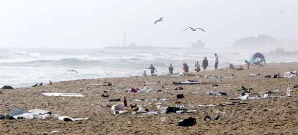 백사장에 널린 쓰레기