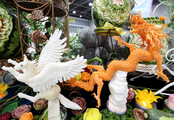 무와 당근으로 만든 페가수스와 용