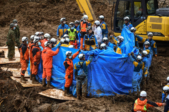 일본 구마모토현 폭우 희생자 시신 수습하는 구조대