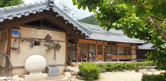 강원 평창군 봉평면에 있는 효석문화마을엔 이효석의 모든 것을 구현해 놓았다. 그가 유년기를 보냈던 생가도 복원했고(사진) 교과서에서 또는 한글 프로그램의 타자 연습으로 다양하게 만난 소설 ‘메밀꽃 필 무렵’에 나오는 물레방앗간도 만들어 놨다.