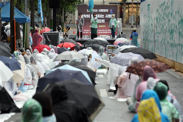 (서울=뉴스1) 황기선 기자 = n번방에분노한사람들 등 여성·시민단체 회원들이 12일 오후 서울 서초구 서울중앙지방법원앞에서 손팻말을 들고 김학의, 버닝썬, n번방, 손정우 사건 등에 대해 미온적 판결이라며 사법부를 규탄하고 있다. 2020.7.12/뉴스1