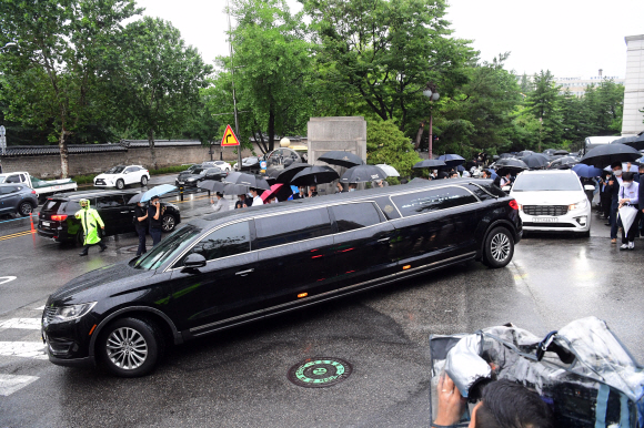 13일 서울대병원 장례식장에서 박원순 서울시장의 운구차가 서울시청으로 출발하고 있다. 2020. 7. 13 정연호 기자 tpgod@seoul.co.kr