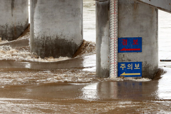 홍수주의보 내려진 황룡강 장록교