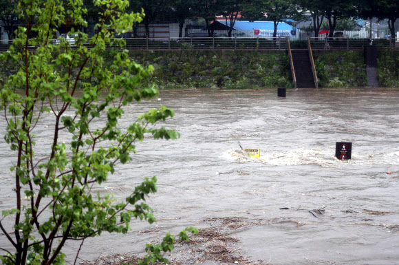 빠르게 차오르는 강물