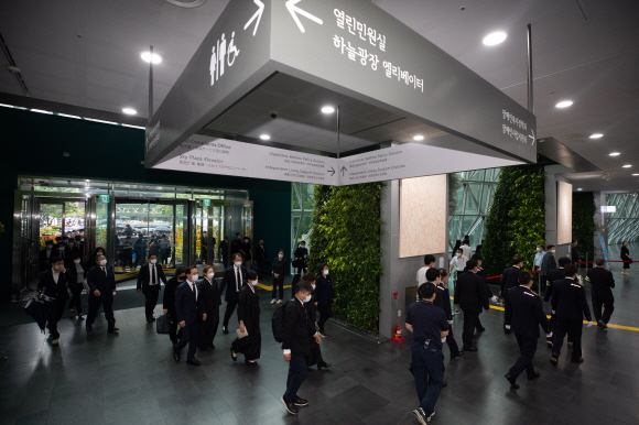 故 박원순 서울시장의 운구행렬이 13일 오전 서울 중구 서울시청에서 열리는 영결식장으로 향하고 있다. 2020. 7. 13.박윤슬 기자 seul@seoul.co.kr