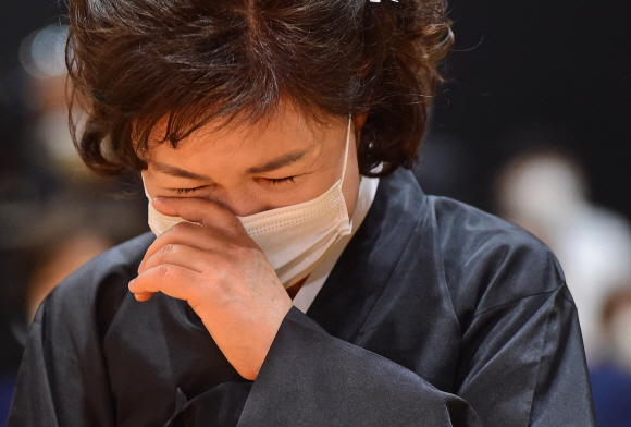 13일 서울 중구 서울시청에서 열린 고 박원순 서울특별시장 영결식에서 부인 강난희 여사가 슬픔에 잠겨 있다. 2020. 7. 13. 사진공동취재단