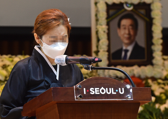 13일 서울 중구 서울시청에서 열린 고 박원순 서울특별시장 영결식에서 박 시장의 딸인 박다인 씨가 유족인사를 하고 있다. 2020. 7. 13 . 사진공동취재단