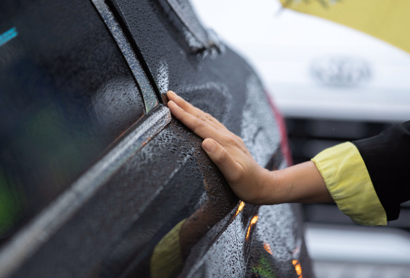 13일 오전 서울 중구 서울시청에서 열린 故 박원순 서울시장 영결식에서 한 시민이 운구차량에 손을  얹고 기도하고 있다. 2020. 7. 13. 박윤슬 기자 seul@seoul.co.kr