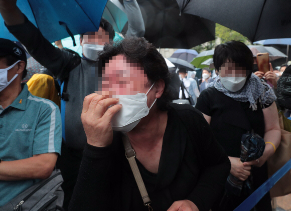 13일 오전 박원순 서울시장의 온라인 영결식이 끝난 뒤 위패와 영정사진이 서울시청사를 빠져나와 장지로 향하자 서울광장을 찾은 시민들이 슬퍼하고 있다. 2020. 7. 13. 박윤슬 기자 seul@seoul.co.kr