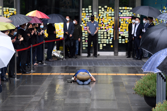 고 박원순 서울특별시장의 영결식이 열리는 동안 서울시청 입구에서 한 시민이 바닥에 옆드려 절을 하고 있다. 2020. 7. 13. 박윤슬 기자 seul@seoul.co.kr